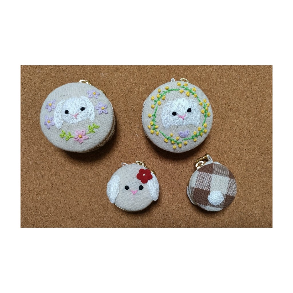 刺しゅうのマカロンポーチの商品画像